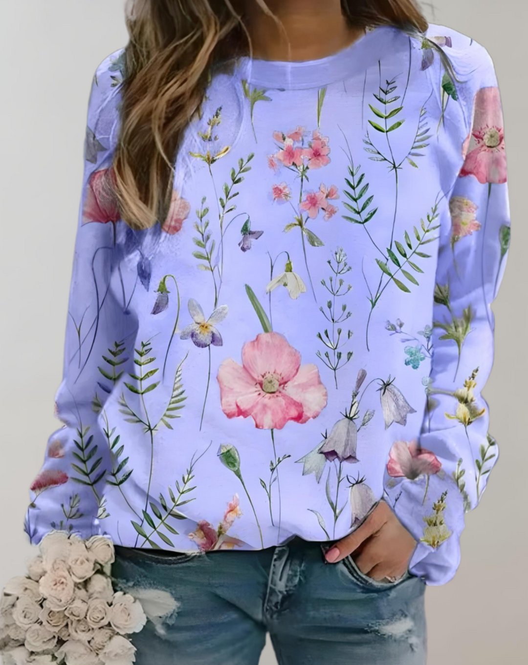 Frau in lila Blumenpullover, Jeans, hält weißen Blumenstrauß, modisch, lässig, Frühling.