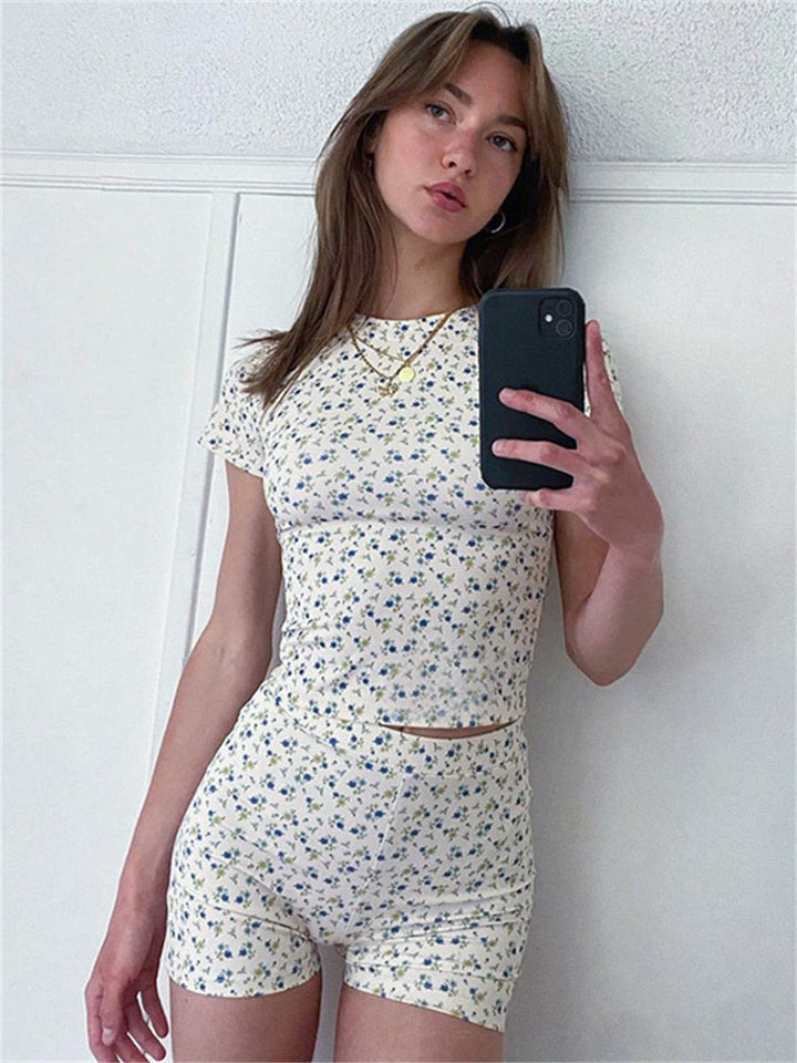 Frau in geblümtem Pyjama-Set, Selfie, weißer Hintergrund, modisch, bequem, Nachtwäsche.