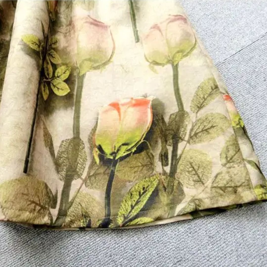 Rosenmuster Stoff, beige und grün, florales Design, ideal für Vorhänge oder Dekoration.