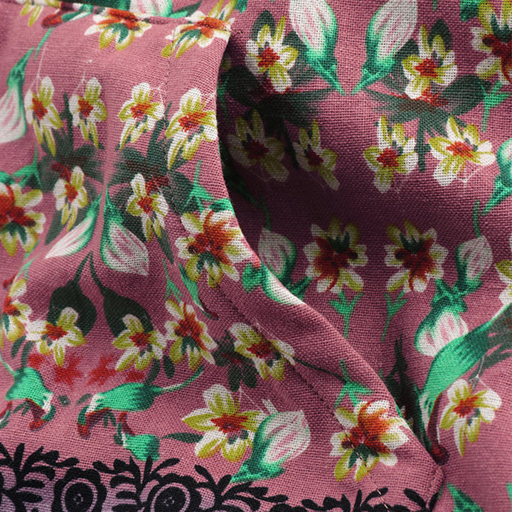 Rosa Stoff mit floralem Muster, gelbe und weiße Blumen, dekorativer Stoff, Textildesign.