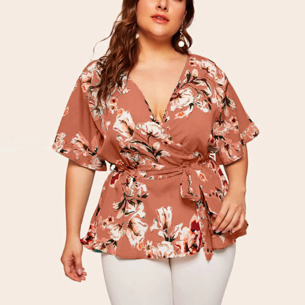 Frau in geblümter Wickelbluse, rosa, V-Ausschnitt, Plus-Size, Mode, Damenbekleidung.