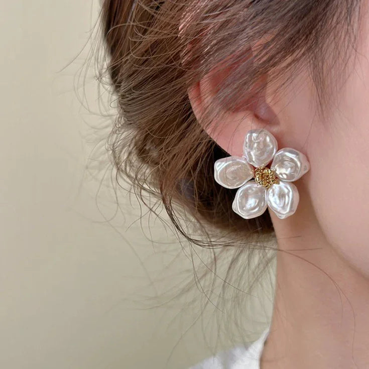 Perlenblumen-Ohrring, weiß, elegant, Damenmode, Schmuckaccessoire, Nahaufnahme.