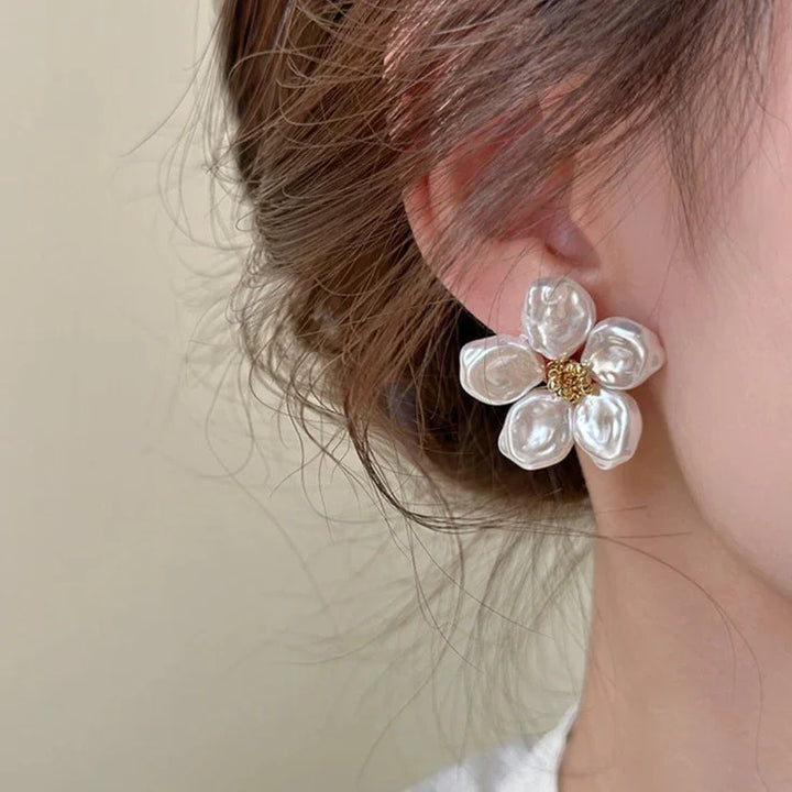 Perlenblumen-Ohrring, weiß, elegant, Damenmode, Schmuckaccessoire, Nahaufnahme.