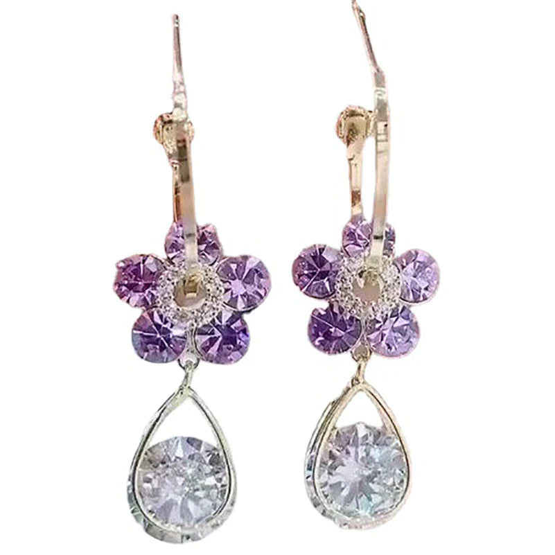 Silberne Ohrringe mit lila Blumen und klaren Tropfenanhängern, eleganter Schmuck.