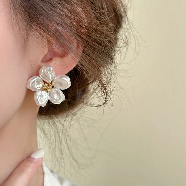 Perlenblumen-Ohrring, weiß, elegant, Modeschmuck, Damenaccessoire, stilvoll, modisch.