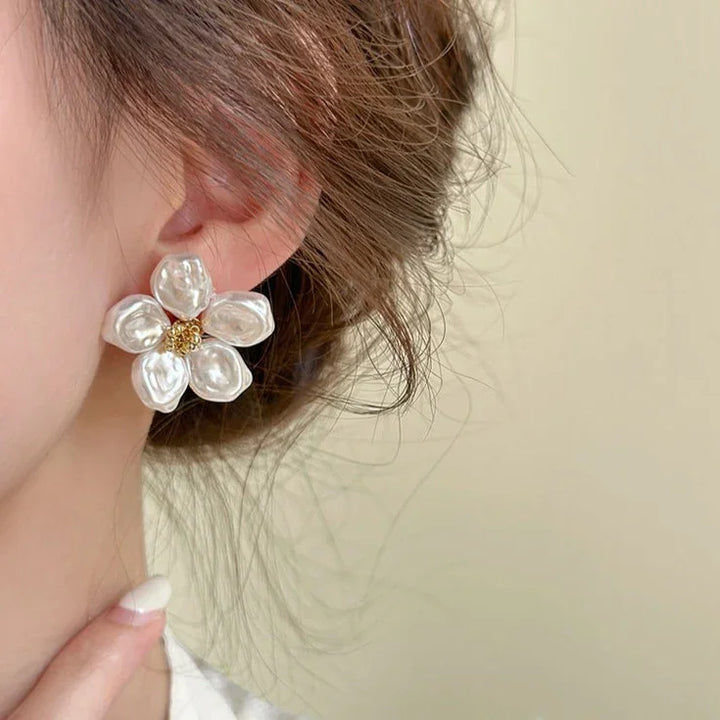 Perlenblumen-Ohrring, weiß, elegant, Modeschmuck, Damenaccessoire, stilvoll, modisch.