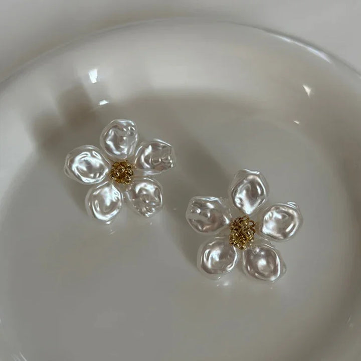 Perlenblumen Ohrringe, weiß, goldene Mitte, eleganter Schmuck, Damenaccessoire.