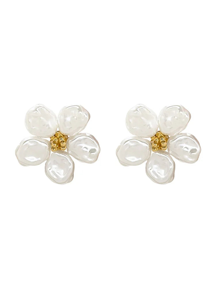 Weiße Blumenohrringe aus Perlen und Gold, eleganter Schmuck, modische Accessoires.