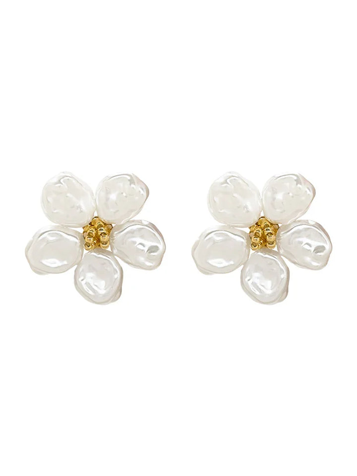Weiße Blumenohrringe aus Perlen und Gold, eleganter Schmuck, modische Accessoires.