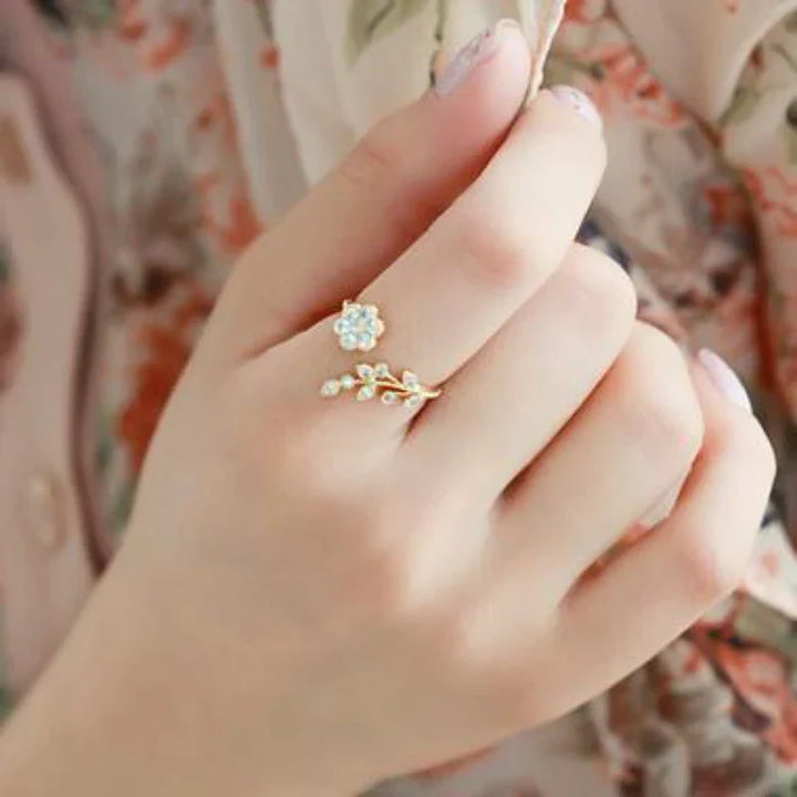 Goldener Damenring mit Blumenmotiv, verstellbar, zartes Design, Schmuck für Frauen.