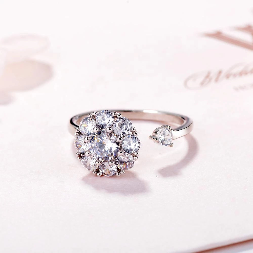 Silberner Ring mit Blumenmuster und Zirkonia-Steinen, eleganter Schmuck für Damen.