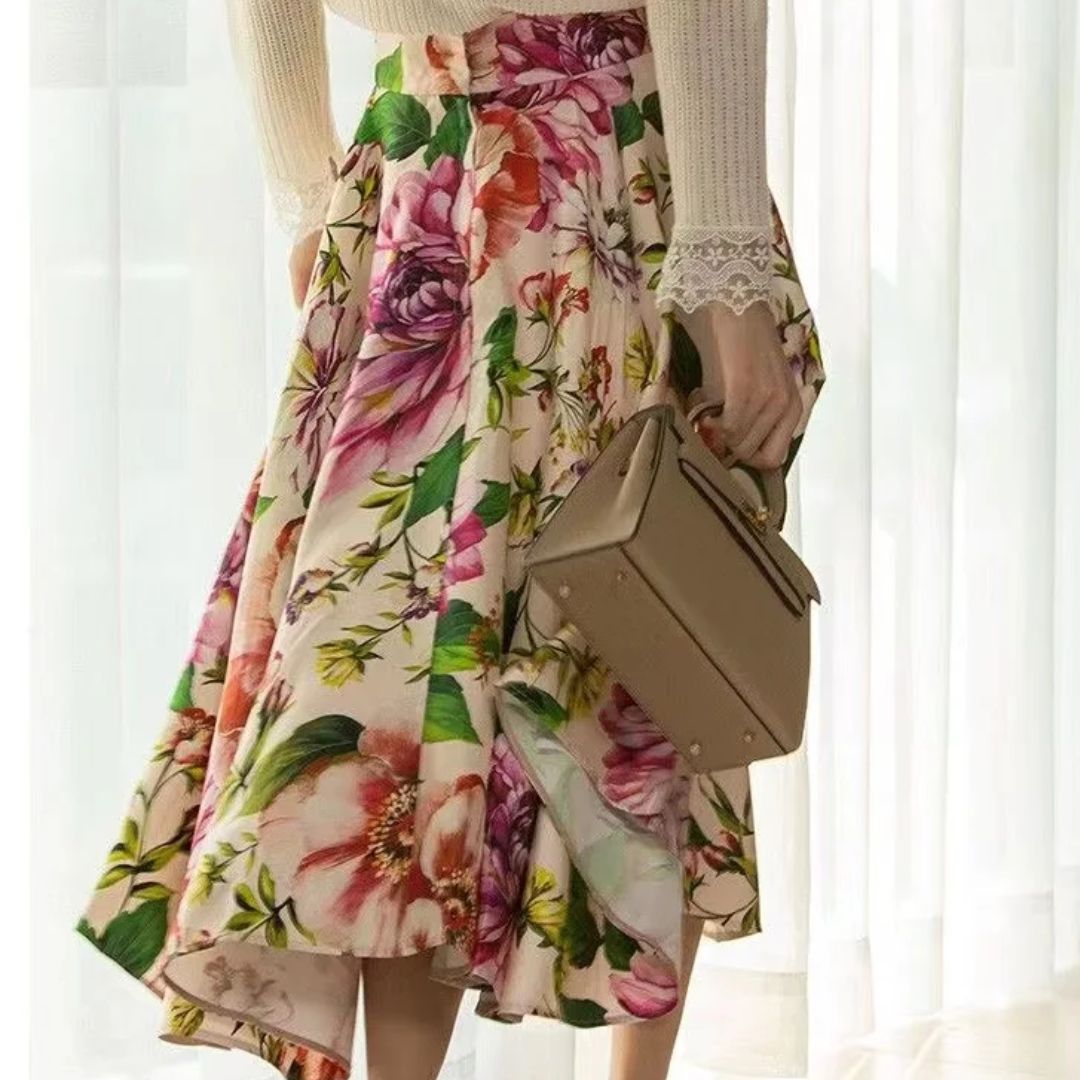 Faltenrock mit Blumenmuster, Damenmode, beige Handtasche, elegantes Design, Frühlingstrend
