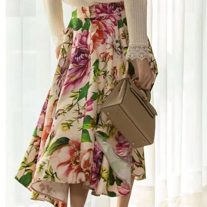 Faltenrock mit Blumenmuster, Damenmode, beige Handtasche, elegantes Design, Frühlingstrend