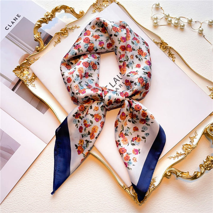 Seidenschal mit Blumenmuster, weiß mit blauen Rändern, modisches Accessoire, Damenmode.