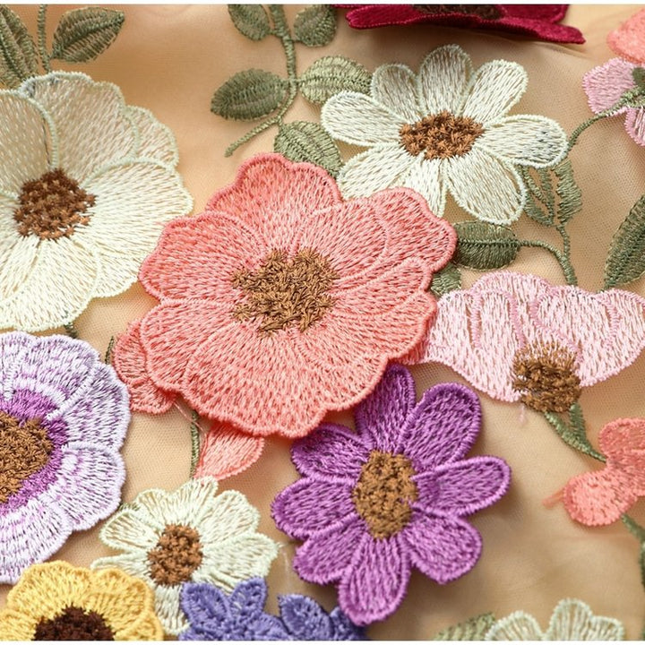Florales Spitzenkleid, mehrfarbig, Blumenmuster, bestickt, elegantes Design, Damenmode.