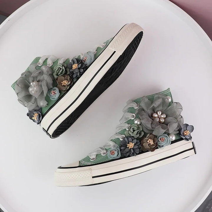 Grüne High-Top-Sneaker mit Blumenapplikationen, Perlen, Damenmode, Freizeitschuhe.