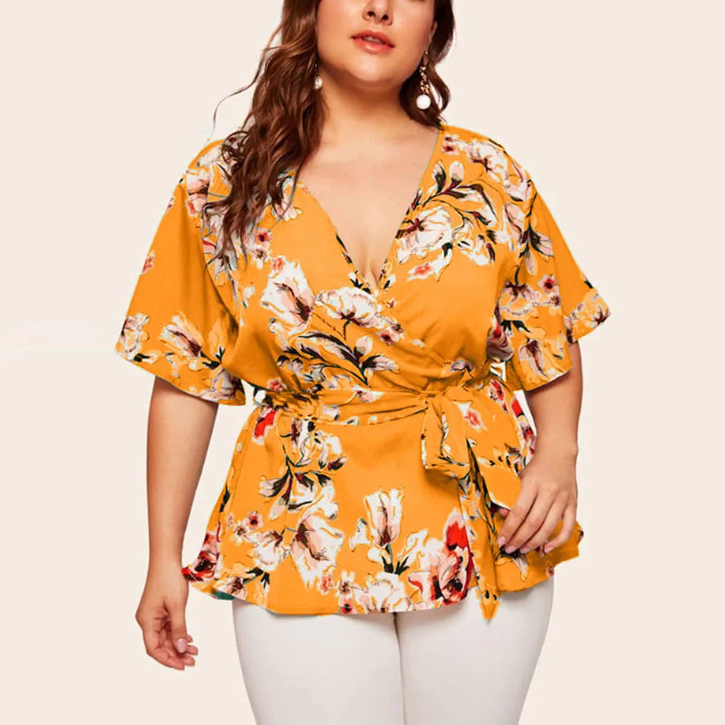 Frau in gelber, geblümter Wickelbluse aus Baumwolle, Plus-Size, modisch, elegant.