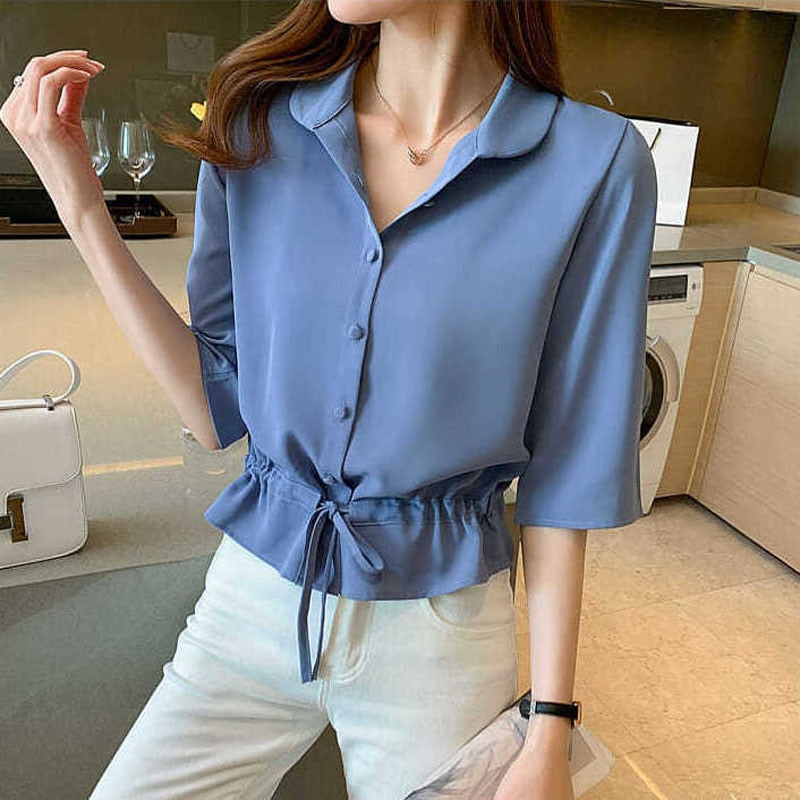 Damenbluse blau, kurzarm, Knopfleiste, Kordelzug, lässig, elegant, Sommermode, Büro-Outfit.