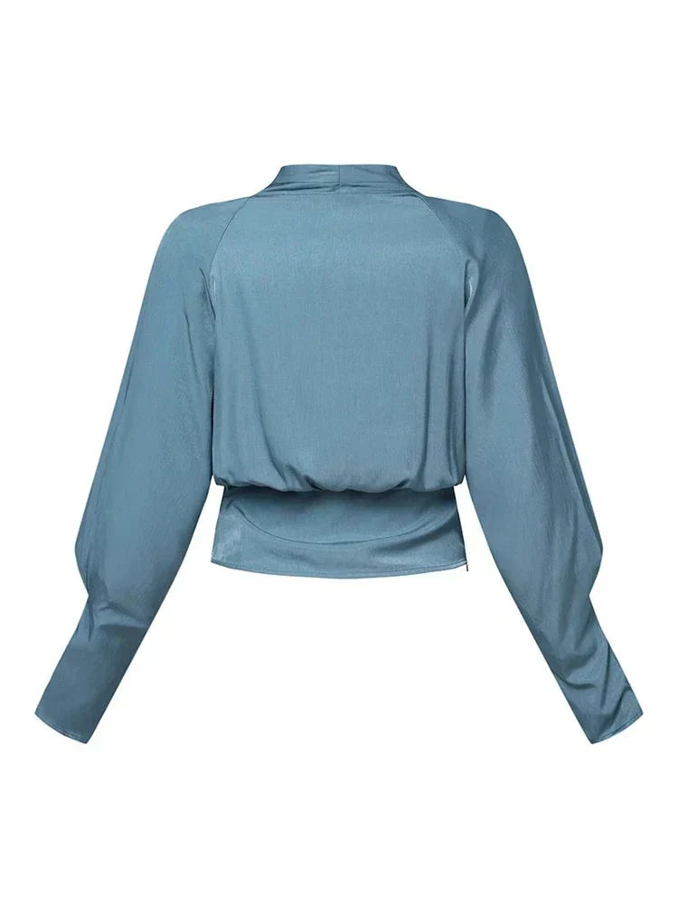 Elegante Damenbluse, blau, V-Ausschnitt, lange Puffärmel, tailliert, modisch 2023.