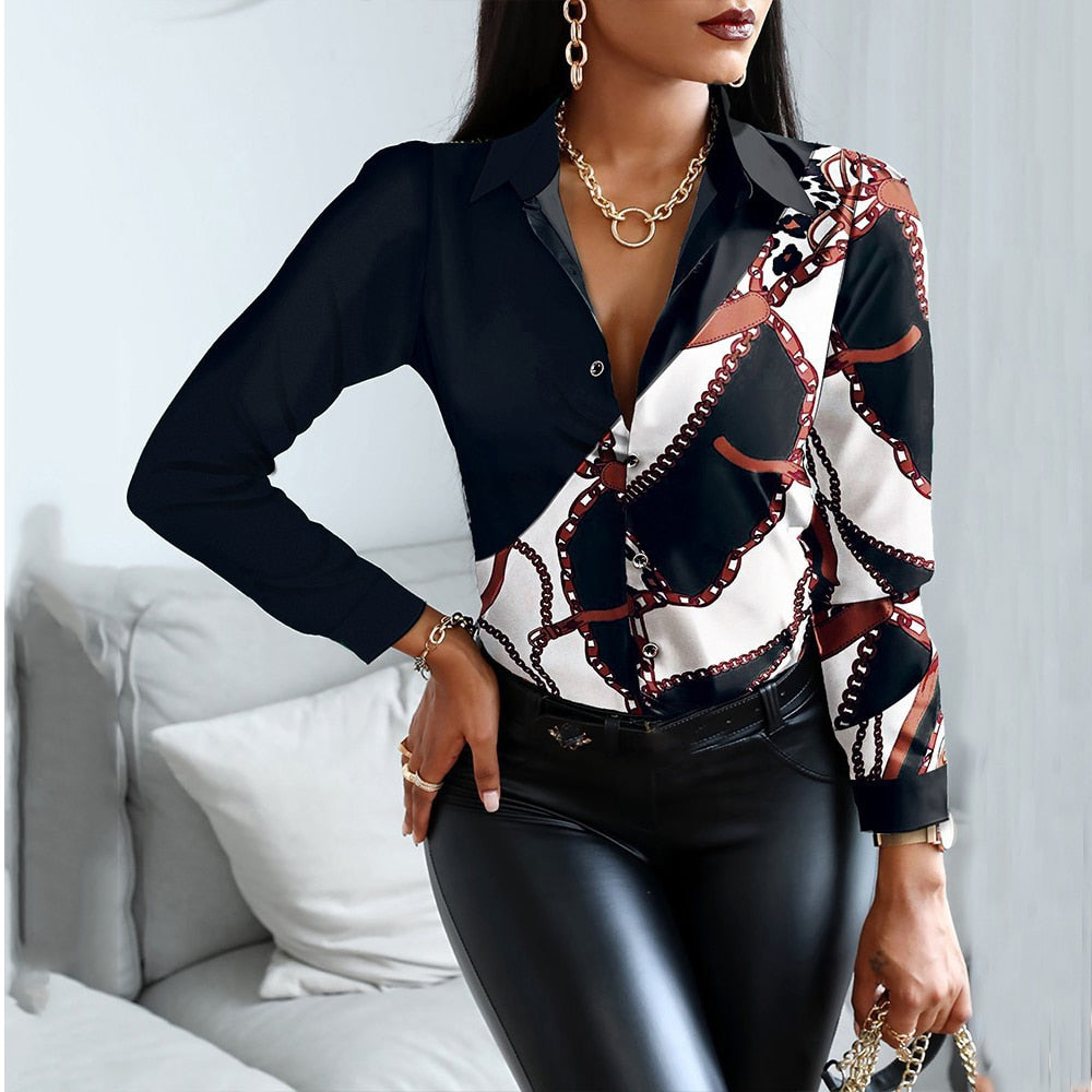 Frau in schwarz-weiß gemusterter Bluse und Lederhose, modisch, elegant, Kette, Wohnzimmer.
