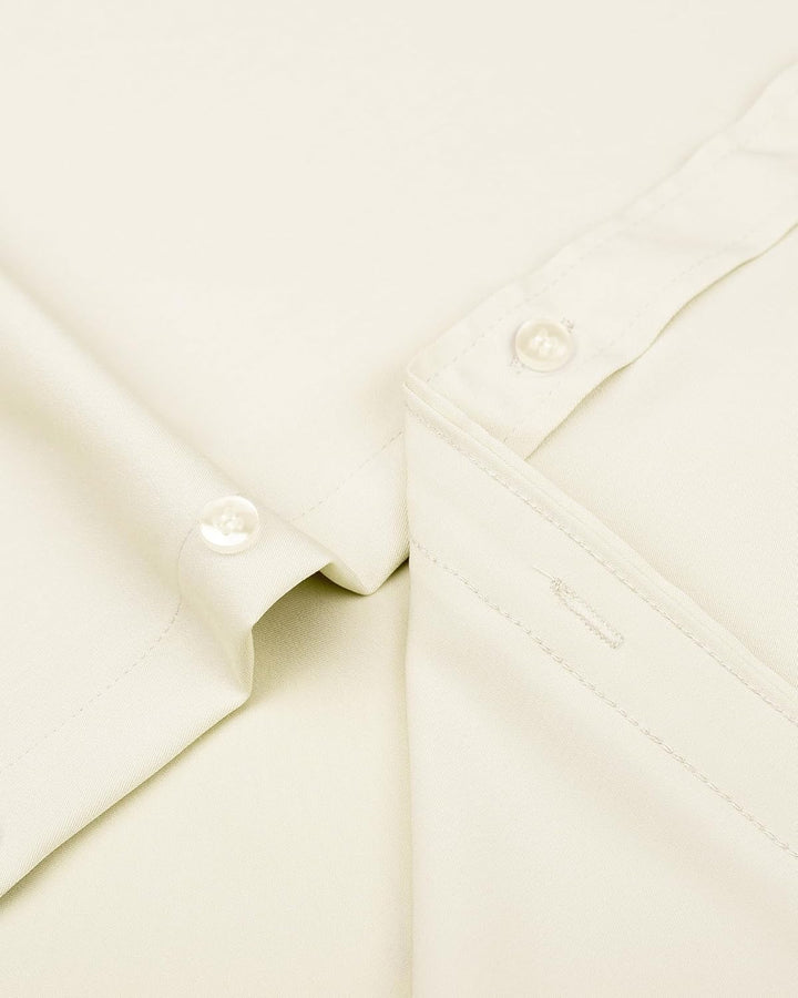 Beige Hemd aus Baumwolle mit Knopfleiste, elegantes Design, hochwertige Verarbeitung.