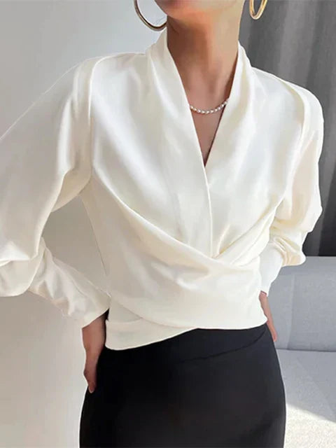 Elegante Damenbluse, weiß, V-Ausschnitt, lange Puffärmel, tailliert, modisch 2023.
