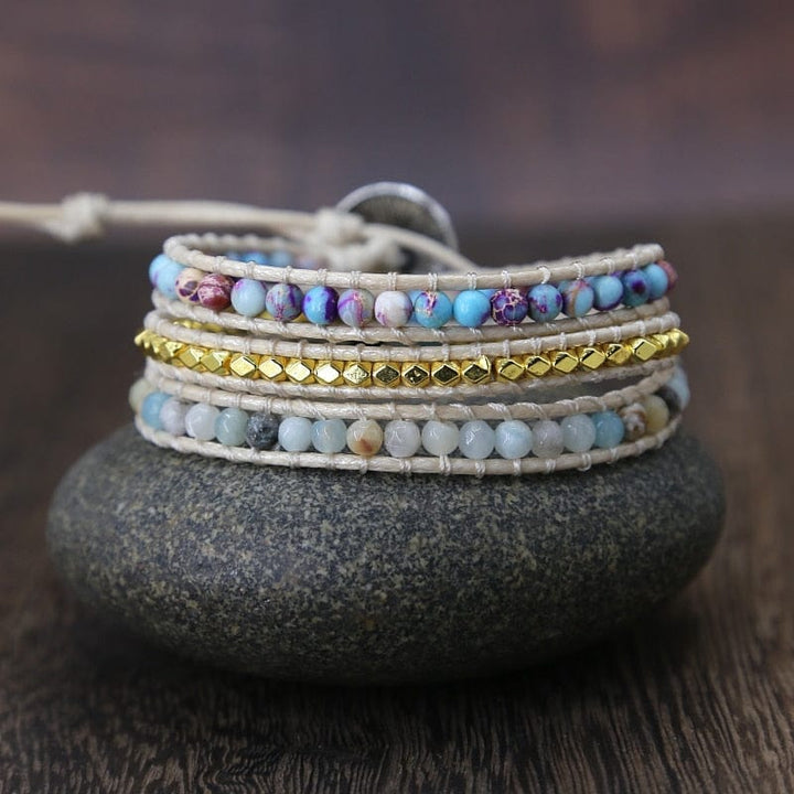 Handgemachtes Boho-Armband, dreifach gewickelt, mit bunten Natursteinen und Leder, Vintage-Stil.