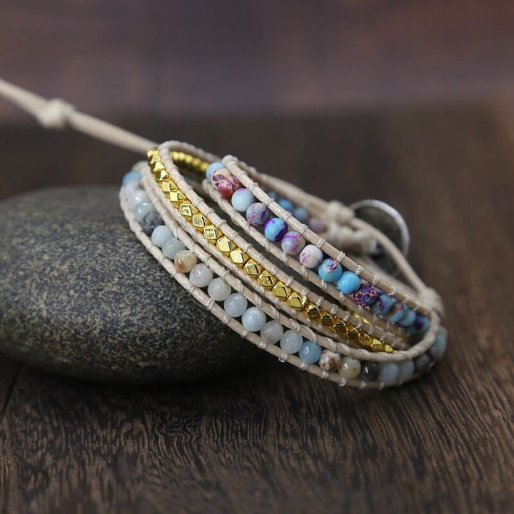Handgemachtes Boho-Armband, dreifach gewickelt, mit Natursteinen und Türkisen, auf Leder.