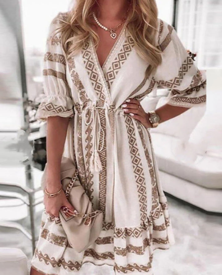Weiße Boho-Kleid mit Ethno-Muster, V-Ausschnitt, Taillengürtel, Damenmode, Sommerkleid.