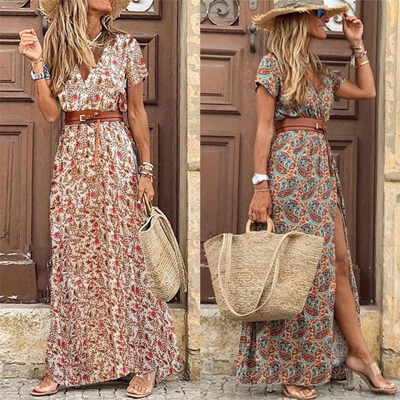 Frau in geblümtem Maxikleid mit Strohhut und Tasche, Sommermode, Boho-Stil, brauner Gürtel.