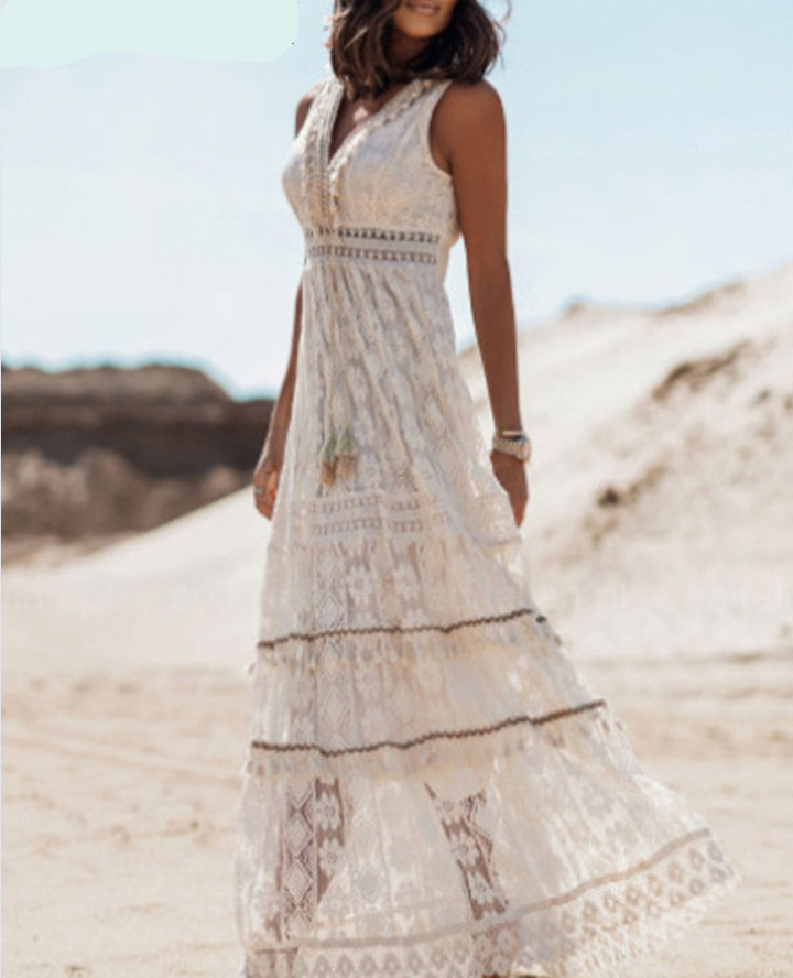 Frau im weißen Spitzenkleid in der Wüste, ärmellos, Boho-Stil, Sommermode.