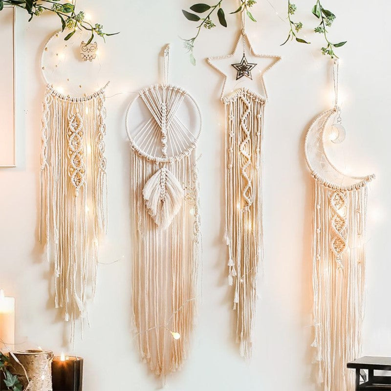 Makramee Traumfänger mit Lichtern, Mond- und Sternform, Boho-Dekor, beige Baumwolle.
