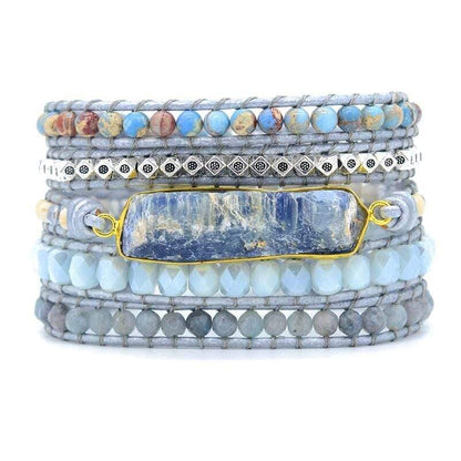 Handgemachtes Wickelarmband mit blauem Topas, Boho-Stil, Heilsteine, mehrfarbige Perlen.