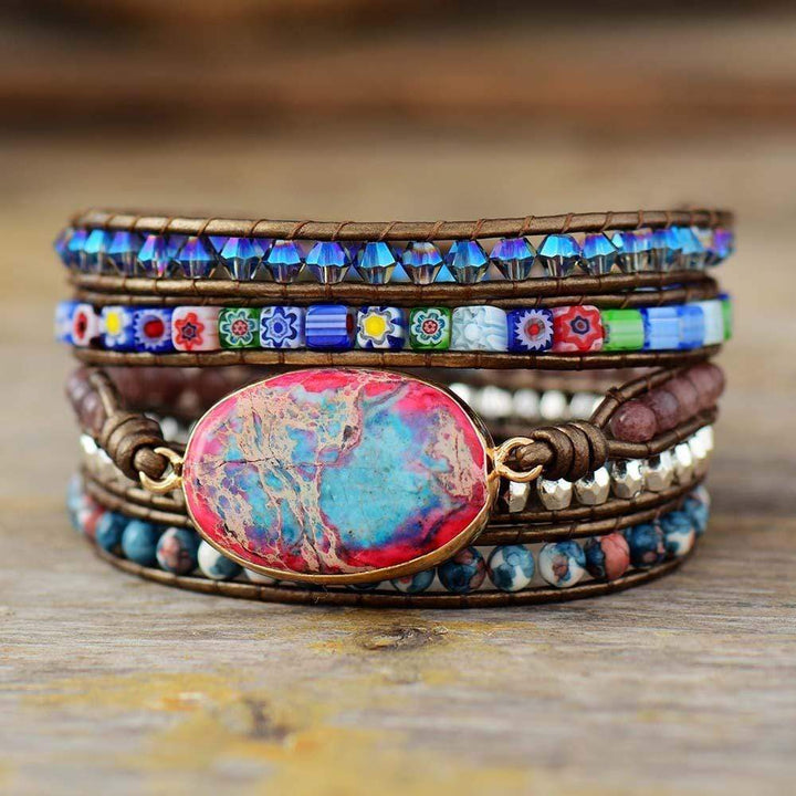 Buntes Boho-Wickelarmband mit Blumenmuster, handgemacht, aus Perlen und Leder.