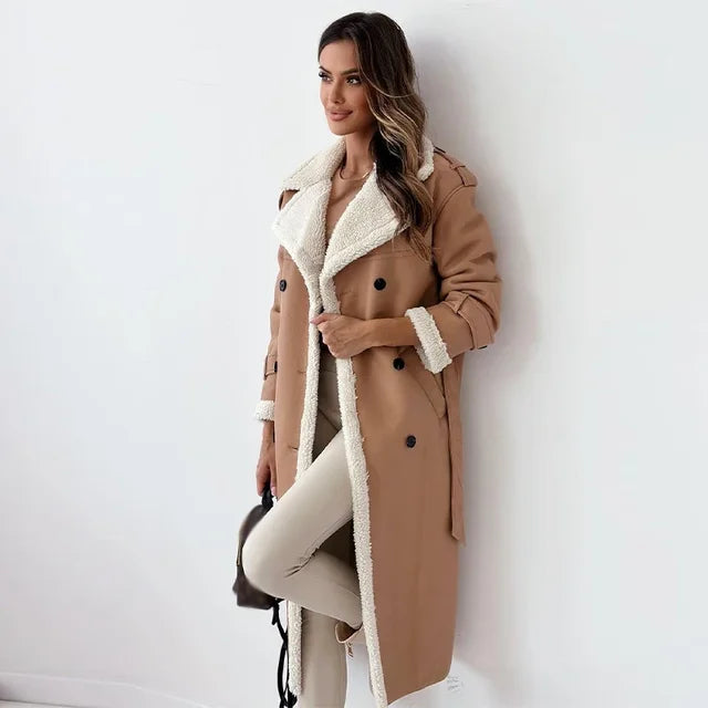 Frau in braunem Ledermantel mit Gürtel, Lammwolle, Herbstmode 2023, lange Ärmel, Umlegekragen.