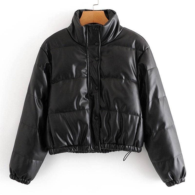 Schwarze Damen-Steppjacke aus Kunstleder mit Stehkragen, modisch und warm.