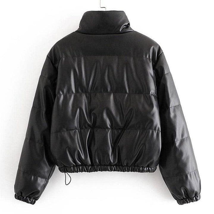 Schwarze Damenjacke, gesteppte Lederoptik, modisch, warm, Winterjacke, Rückansicht.