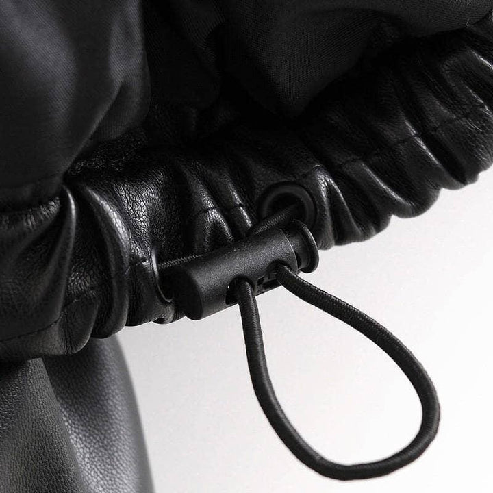 Schwarze Lederjacke mit elastischem Kordelzug, Detailansicht, modisch, hochwertig.