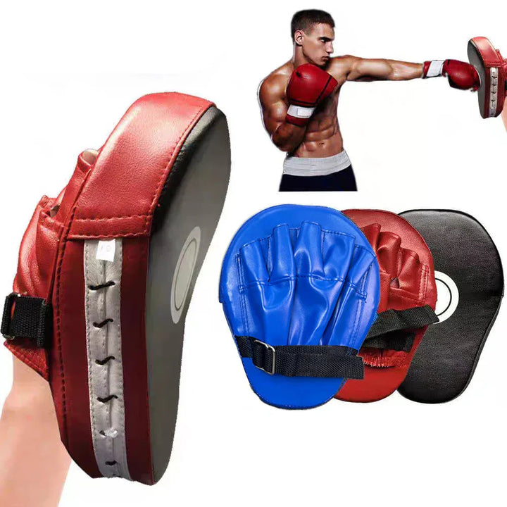 Rote und blaue Boxhandschuhe und Schlagpolster, ideal für Boxtraining und Fitness.