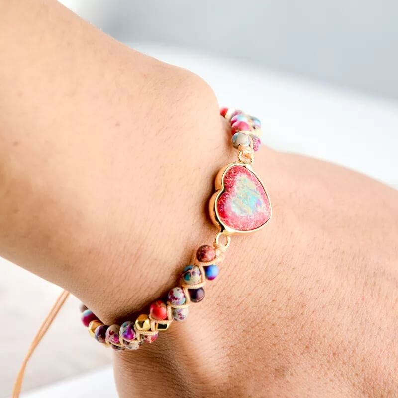 Geflochtenes Armband mit Herzanhänger, bunte Perlen, Damen-Schmuck, modisch, elegant.