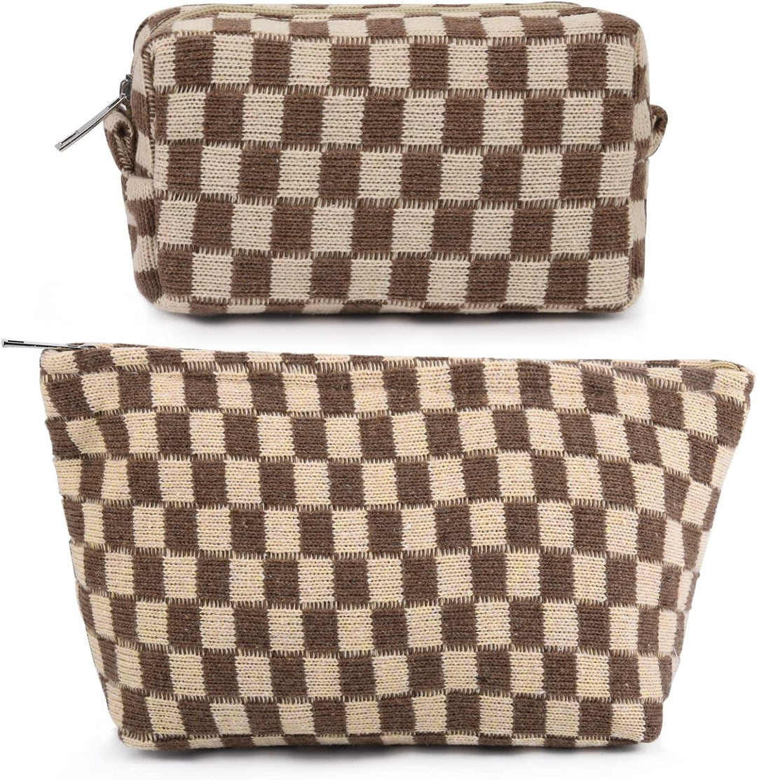 Braune karierte Kosmetiktasche aus Stoff mit Reißverschluss, rechteckig und geräumig.
