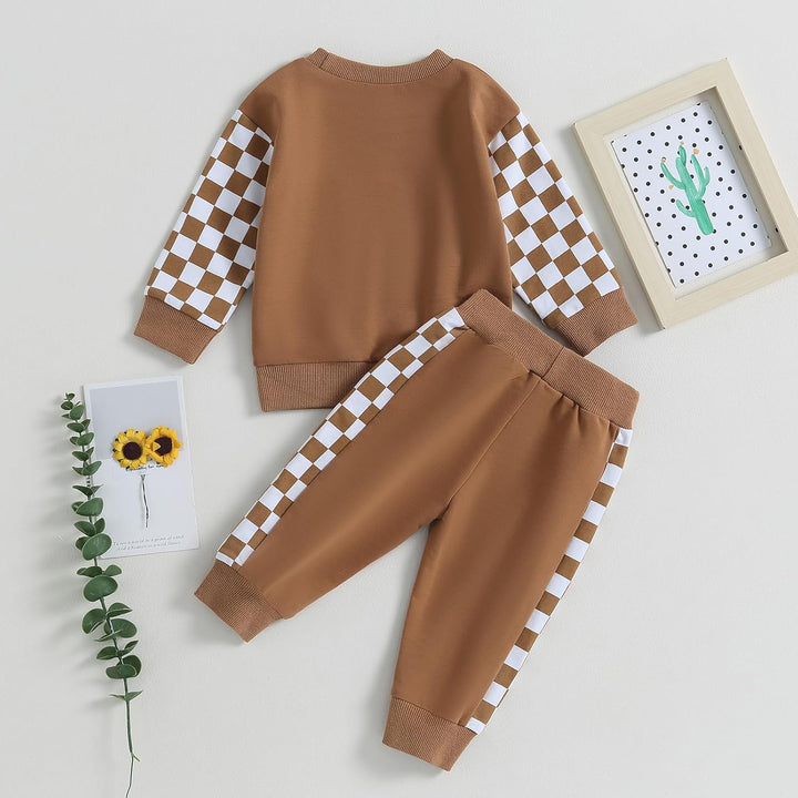 Brauner Kinder-Trainingsanzug mit Karomuster, Langarmshirt und Hose, Baumwolle, Freizeitmode.