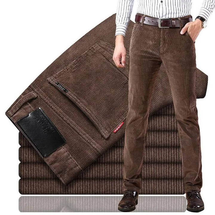Braune Cordhose für Herren, elegant, gestapelt, mit Gürtel, ideal für Herbstmode.