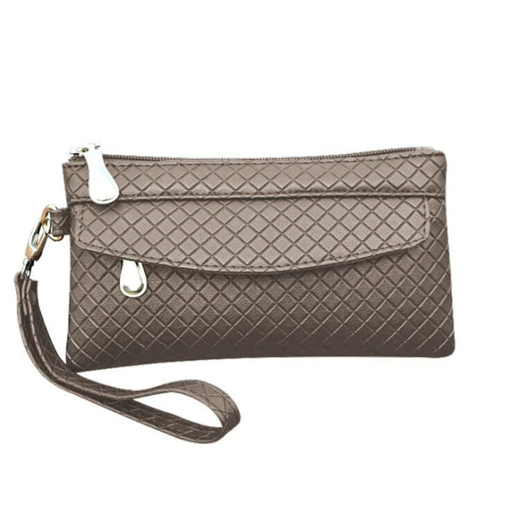 Braune Damenhandtasche mit Rautenmuster, Reißverschluss und Handgelenkschlaufe aus Leder.