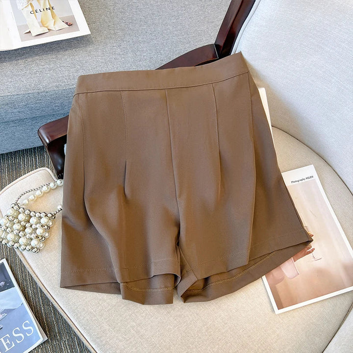 Braune Damen-Shorts aus Baumwolle auf Sofa, elegant, modisch, ideal für Sommermode.