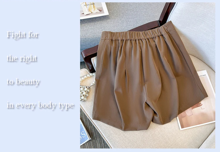 Braune Damen-Shorts aus Baumwolle auf grauem Sessel, modisch und bequem.