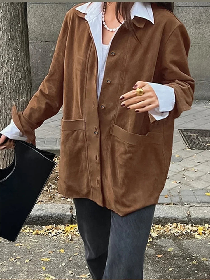 Braune Damenjacke aus Wildleder, lässig, mit Knöpfen und Taschen, Herbstmode.