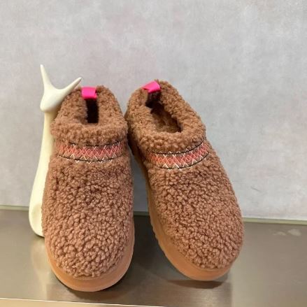 Braune Plüsch-Hausschuhe mit rosa Details, rutschfeste Sohle, gemütlich, Damenmode.