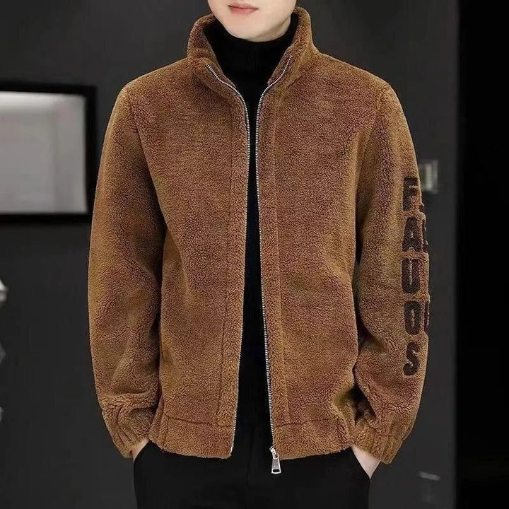 Braune Herren-Fleecejacke mit Reißverschluss, Schriftzug am Ärmel, modisch und warm.