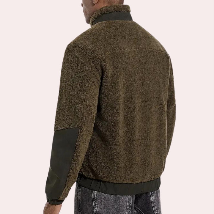 Mann in brauner Fleecejacke mit schwarzen Akzenten, Rückansicht, modisch, warm, Herbstbekleidung.